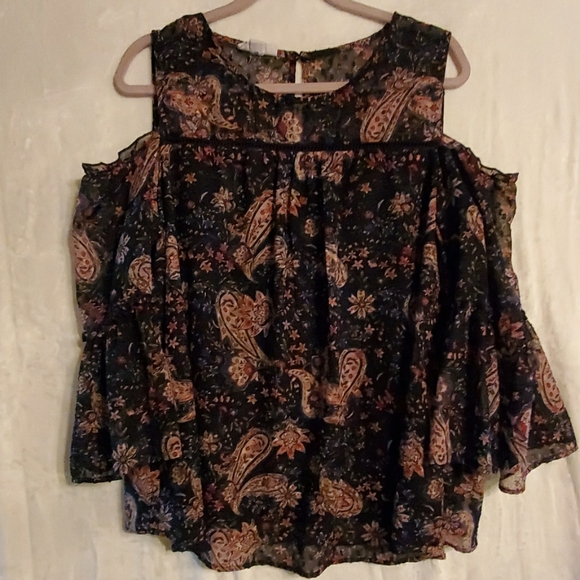 Westport Tops - *sold* EUC "Cold-Shoulder" print blouse!